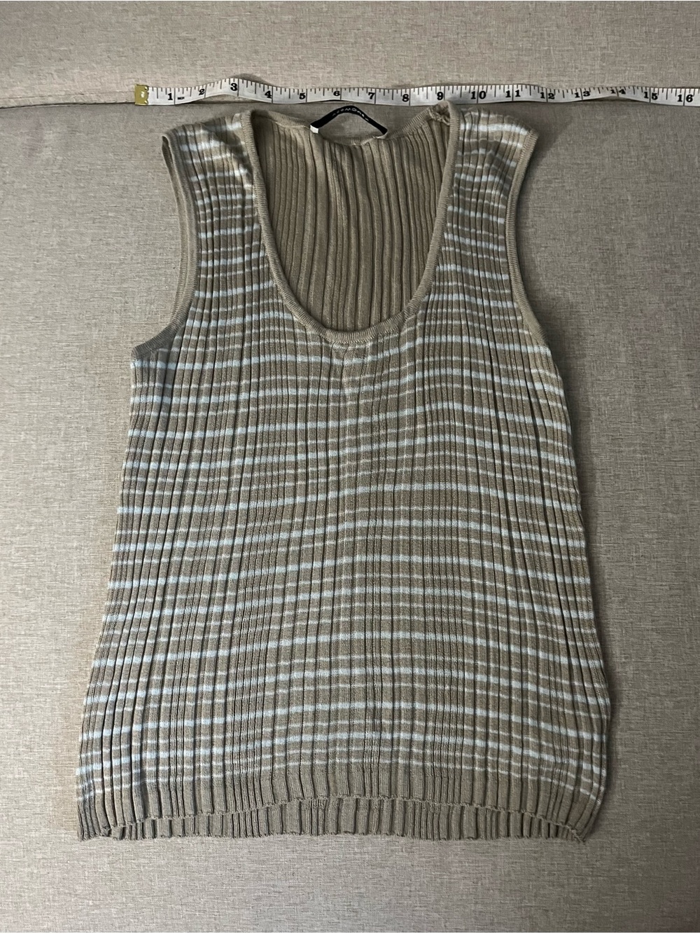 Fine-knit sleeveless top